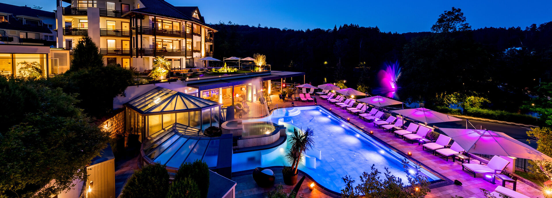 Ein Luftbild des romantischen Winkels auf dem ein Großteil des Geländes zu erkennen ist.