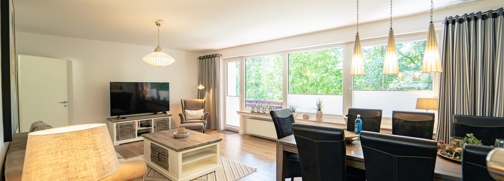 Das großzügig gestaltete Wohnzimmer im Roligio Ferienhaus bietet eine moderne Einrichtung und genügend Platz.